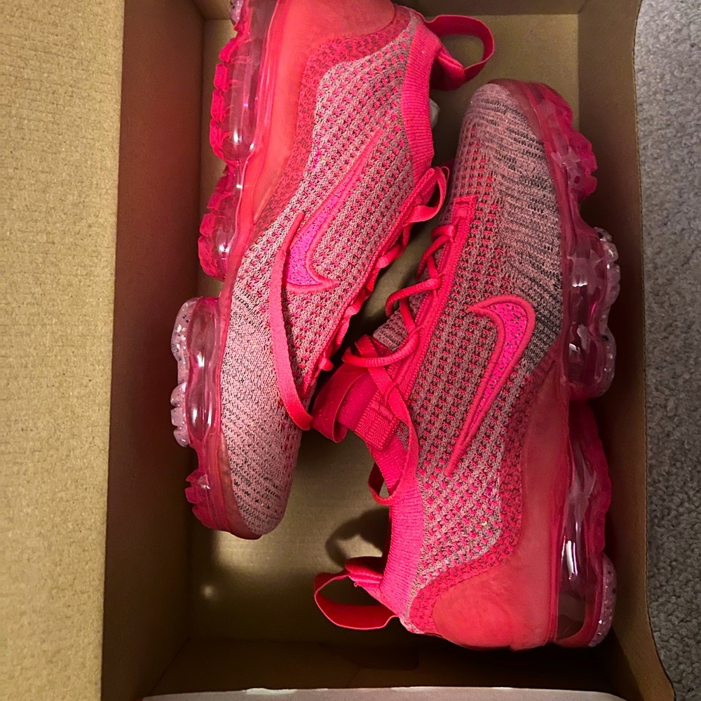 BRAND NEW Hot pink women’s vapor air max
